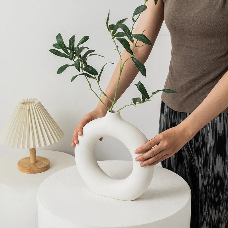 Nordic White Decorative Flower Vase – Minimalist Plastic Design for Modern Floral Arrangements